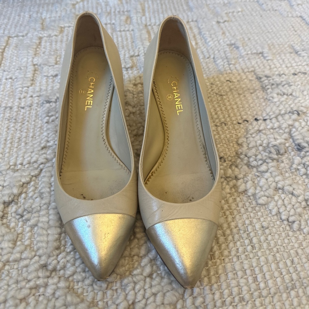 CHANEL 2014 Leather Cream Gold Pumps. Size 37.Used. Signs of wear. Color cream.